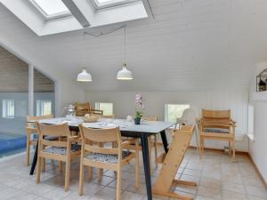 uma sala de jantar com mesa e cadeiras em Holiday Home Luzy - 600m from the sea in NW Jutland by Interhome em Torsted