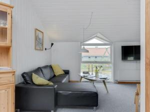 uma sala de estar com um sofá e uma mesa em Holiday Home Luzy - 600m from the sea in NW Jutland by Interhome em Torsted