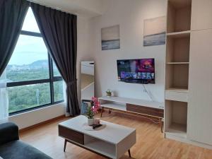 Best Moments Studio City - Imperium Residence في كُوانتان: غرفة معيشة مع أريكة وتلفزيون على الحائط