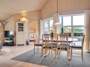 - une salle à manger avec une table et des chaises dans l'établissement Holiday Home Ivar - 900m from the sea in NW Jutland by Interhome, à Torsted