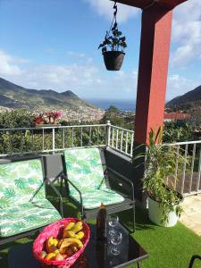 - une table avec un bol de fruits sur le balcon dans l'établissement Sea Mountain House, à Machico
