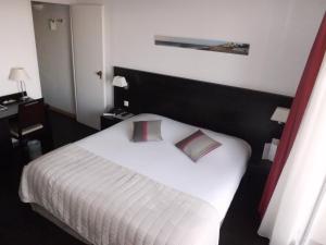 Postel nebo postele na pokoji v ubytování Hôtel Comté de Nice