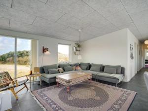 uma sala de estar com um sofá e uma mesa em Holiday Home Julika - 400m from the sea in NW Jutland by Interhome em Torsted