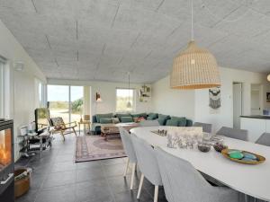 uma cozinha e sala de estar com mesa e cadeiras em Holiday Home Julika - 400m from the sea in NW Jutland by Interhome em Torsted
