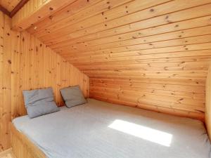 Postel nebo postele na pokoji v ubytování Holiday Home Ejvi - 700m from the sea in Djursland and Mols by Interhome