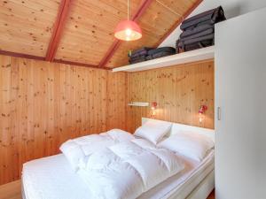 Postel nebo postele na pokoji v ubytování Holiday Home Ejvi - 700m from the sea in Djursland and Mols by Interhome