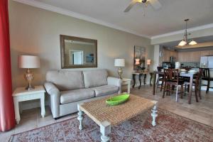 sala de estar con sofá y mesa en Crystal Shores West 1207, en Gulf Shores