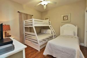 1 dormitorio con litera y 1 litera blanca en Crystal Shores West 1207, en Gulf Shores