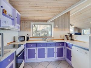 Kuchyň nebo kuchyňský kout v ubytování Holiday Home Øde - 350m from the sea by Interhome