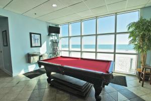 una mesa de billar en una habitación con vistas a la playa en Crystal Shores West 1207, en Gulf Shores