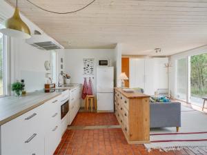 Kuchyň nebo kuchyňský kout v ubytování Holiday Home Letta - 800m from the sea in NW Jutland by Interhome