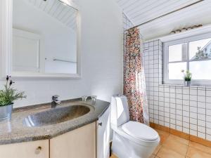 Koupelna v ubytování Holiday Home Vivina - 250m from the sea by Interhome