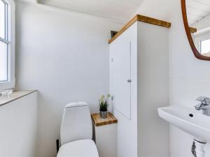 Koupelna v ubytování Holiday Home Vivina - 250m from the sea by Interhome