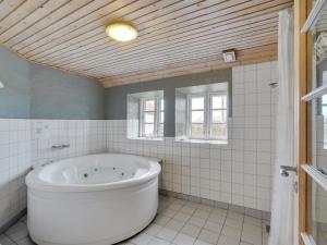 Koupelna v ubytování Holiday Home Answald - 250m from the sea in Western Jutland by Interhome