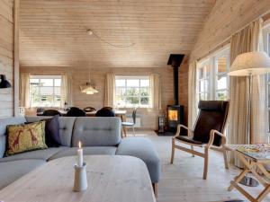 sala de estar con sofá y mesa en Holiday Home Eggerich - 900m from the sea in NW Jutland by Interhome, en Torsted