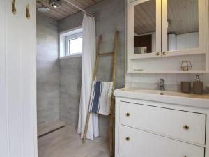 Koupelna v ubytování Holiday Home Jespar - 300m from the sea by Interhome