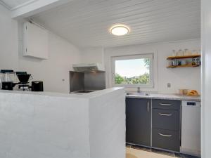 Kuchyň nebo kuchyňský kout v ubytování Holiday Home Kanerva - 350m from the sea by Interhome