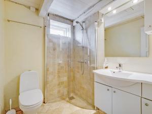 Koupelna v ubytování Holiday Home Viktorija - 800m from the sea by Interhome