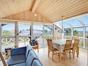 Torsted的住宿－Holiday Home Viktorija - 800m from the sea in NW Jutland by Interhome，客厅配有蓝色的沙发、桌子和椅子