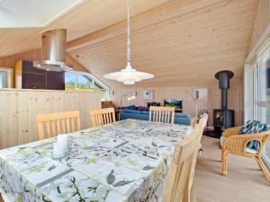 Torsted的住宿－Holiday Home Viktorija - 800m from the sea in NW Jutland by Interhome，一间带桌子和壁炉的用餐室