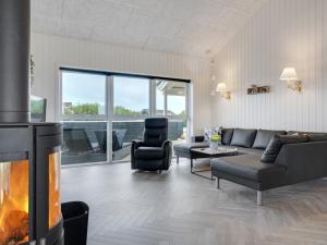Posezení v ubytování Holiday Home Markku - 400m from the sea by Interhome