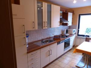 Kuchyň nebo kuchyňský kout v ubytování Ferienwohnung Eifelluft