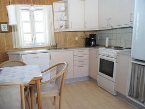 Kuchyň nebo kuchyňský kout v ubytování Holiday Home Guthfrith - 100m from the sea by Interhome