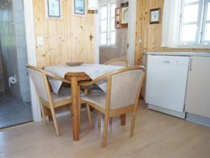 Kuchyň nebo kuchyňský kout v ubytování Holiday Home Guthfrith - 100m from the sea by Interhome