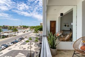 balcone con vista su una strada di Sofisticado em Copacabana - Vista para praia - A403 Z3 a Rio de Janeiro