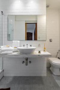 a bathroom with a sink and a toilet and a mirror at Sofisticado em Copacabana - Vista para praia - A403 Z3 in Rio de Janeiro