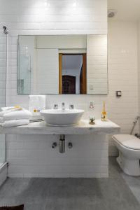 y baño con lavabo, aseo y espejo. en Sofisticado em Copacabana - Vista para praia - A403 Z3, en Río de Janeiro