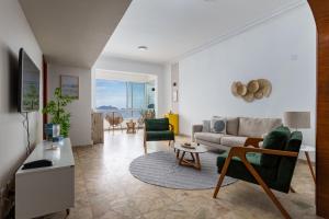 sala de estar con sofá y mesa en Sofisticado em Copacabana - Vista para praia - A403 Z3, en Río de Janeiro