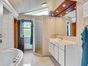 Koupelna v ubytování Holiday Home Jara - 700m from the sea by Interhome