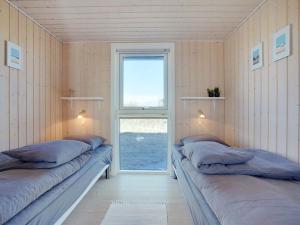 Voodi või voodid majutusasutuse Holiday Home Ulf - 100m from the sea in NW Jutland by Interhome toas