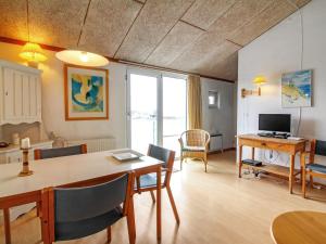TV a/nebo společenská místnost v ubytování Apartment Salka - 150m from the sea by Interhome