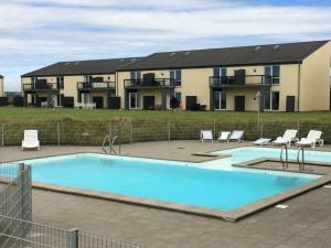Bazén v ubytování Apartment Alimpij - 150m from the sea by Interhome nebo v jeho okolí