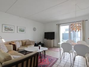 TV a/nebo společenská místnost v ubytování Apartment Alimpij - 150m from the sea by Interhome
