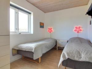 Postel nebo postele na pokoji v ubytování Holiday Home Mayke - 900m from the sea by Interhome