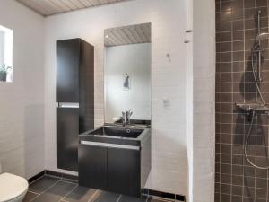 Koupelna v ubytování Holiday Home Mayke - 900m from the sea by Interhome
