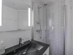 uma casa de banho com um lavatório e um espelho em Holiday Home Grit - 650m from the sea in NW Jutland by Interhome em Lokken