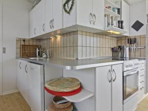 Kuchyň nebo kuchyňský kout v ubytování Holiday Home Stina - 250m from the sea by Interhome