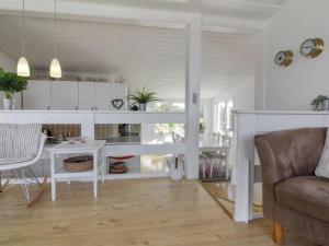 Posezení v ubytování Holiday Home Stina - 250m from the sea by Interhome