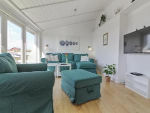 TV a/nebo společenská místnost v ubytování Holiday Home Stina - 250m from the sea by Interhome