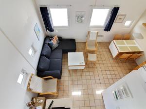 uma vista superior de uma sala de estar com um sofá e uma mesa em Apartment Tomte - 70m from the sea in NW Jutland by Interhome em Lokken