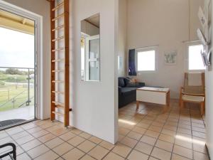 uma sala de estar com uma porta aberta para uma sala de estar em Apartment Tomte - 70m from the sea in NW Jutland by Interhome em Lokken