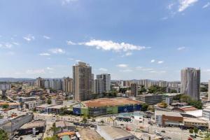 Stadtbild einer Stadt mit hohen Gebäuden in der Unterkunft Contemporary Studio - GRU 1103 in Guarulhos