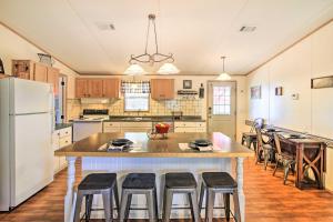 Kjøkken eller kjøkkenkrok på Private Hill Country House with Deck on 7 Acres!