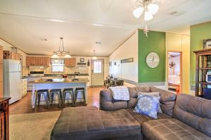 Billede fra billedgalleriet på Private Hill Country House with Deck on 7 Acres! i Luckenbach