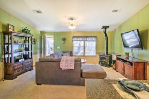 Billede fra billedgalleriet på Private Hill Country House with Deck on 7 Acres! i Luckenbach