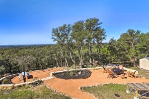 Billede fra billedgalleriet på Private Hill Country House with Deck on 7 Acres! i Luckenbach + 21 billeder